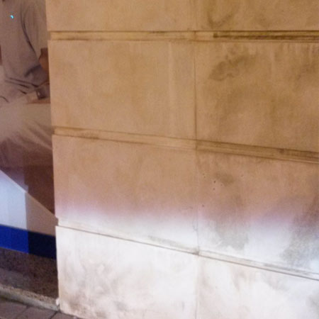 Tratamiento tonalizante en granito negro pulido después de tratamiento antideslizante en Portal oficinas centrales IMQ Bilbao ( Vizcaya )