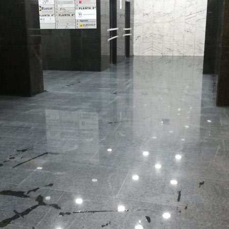 Tratamiento antideslizante en suelo de granito negro en IMQ Bilbao (Vizcaya) antideslizante