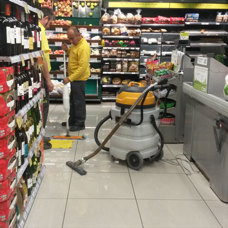 Limpieza en cerámica en el club de Remo de Lekeitio