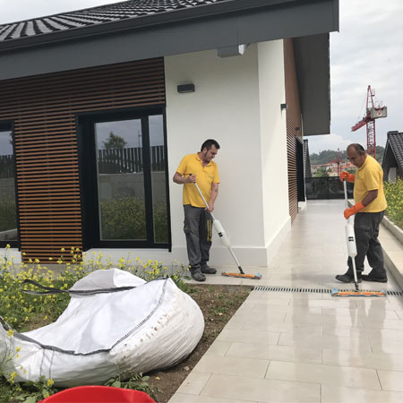 Limpieza en cerámica en el club de Remo de Lekeitio