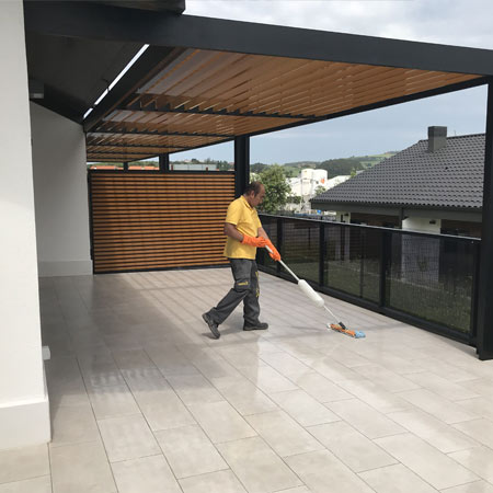 Tratamiento antideslizante en suelo de granito negro en IMQ Bilbao (Vizcaya).