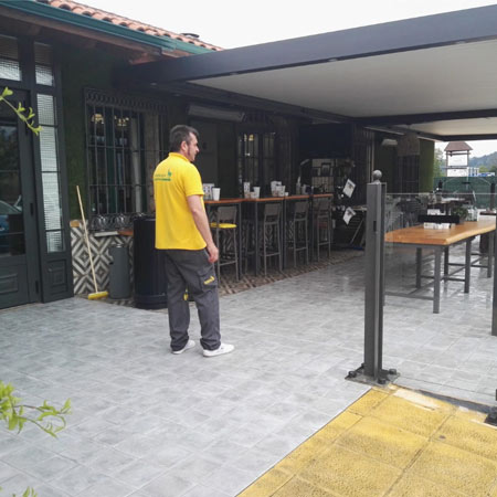 Tratamiento antideslizante en suelo de granito negro en IMQ Bilbao (Vizcaya) antideslizante