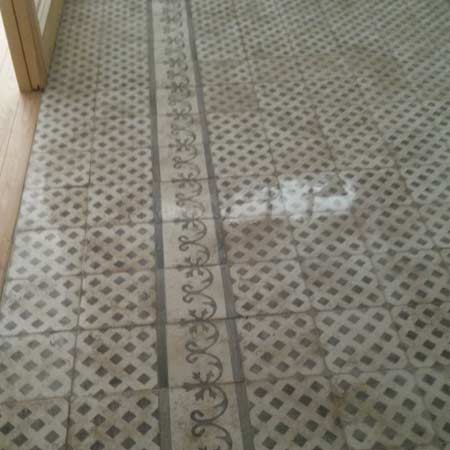 Limpieza de suelo porcelánico en Santander antes
