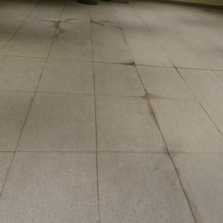Limpieza y matentenimiento de suelo porcelanico natural en Miranda de Ebro (Castilla León) antes