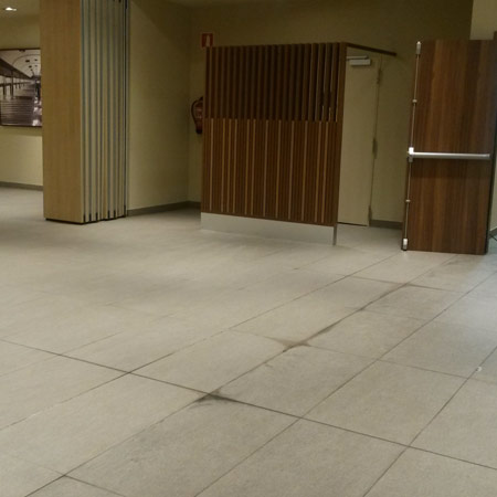 Tratamiento y limpieza de suelo porcelánico en Miranda de Ebro (Castilla y León)