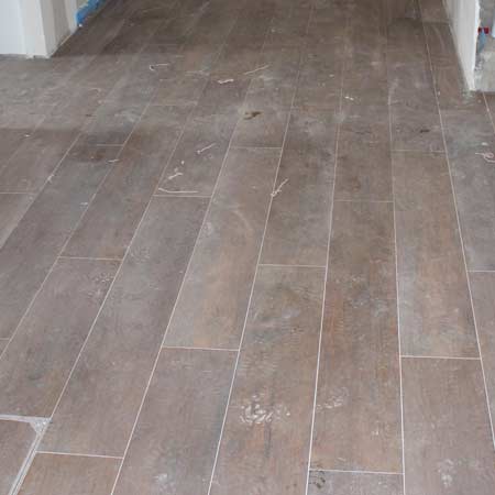 Tratamiento de suelo porcelánico en Fika Bilbao antes