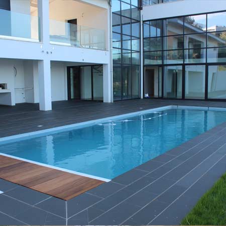 Tratamiento efecto mojado en pavimento de barro y subido de tono mate en arenisca apomazada en Hondarribia antes