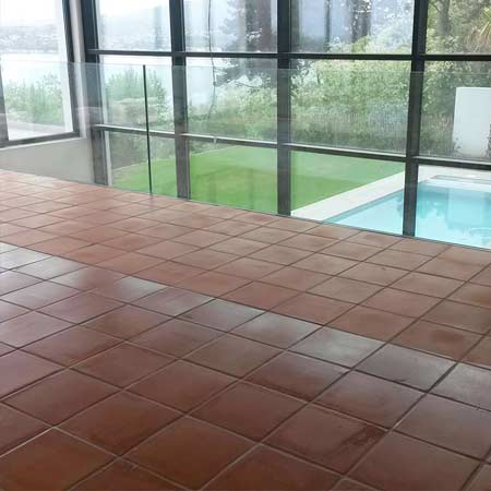 Tratamiento efecto mojado en pavimento de barro y subido de tono mate en arenisca apomazada en Hondarribia