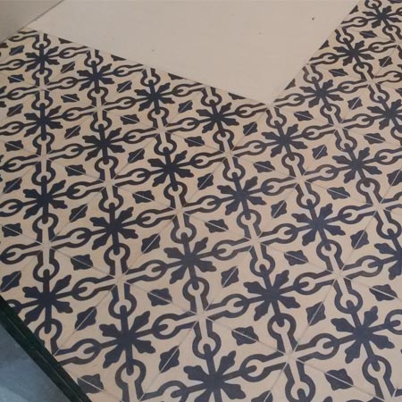 Limpieza de suelo de mosaico hidráulico y mantenimiento en Hondarribia. Limpio