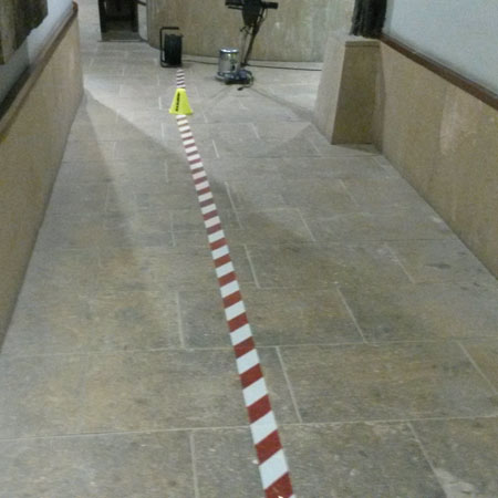 Tratamiento tonalizante, limpieza y mantenimiento de suelo de piedra caliza en el Casco Viejo de Bilbao antes