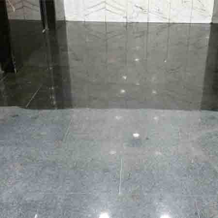 Tratamiento tonalizante en granito negro pulido después de tratamiento antideslizante en Portal oficinas centrales IMQ Bilbao ( Vizcaya ) limpio